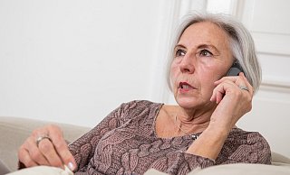 Trickbetrüger lassen sich immer neue Maschen einfallen. Das musste auch eine Steinhagener Seniorin erfahren. - Christin Klose/dpa (Symbolbild)