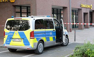 An der Commerzbank in Steinhagen wurde ein Geldautomat gesprengt. - Andreas Eickhoff