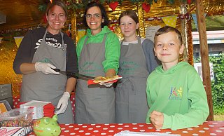 Der Förderverein der Grundschule um Mareen Köppen (v. l.), Yvonne Sebastian und Anni Scholz verkauften Crêpes. Schüler Friedrich hilft fleißig mit. - Marion Bulla