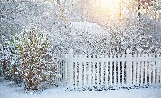 Die Fahrt durchs verschneite Versmold endete vor einem Gartenzaun (Symbolbild). Weil der Fahrer dort aber nicht blieb, landete er jetzt vor Gericht. - CC0 Pixabay