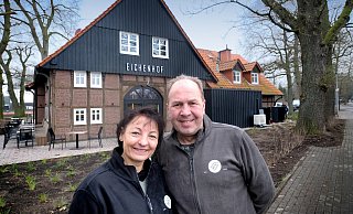Peter und Alexandra Krebs sind die Pächter des "Eichenhofs". - Andreas Frücht