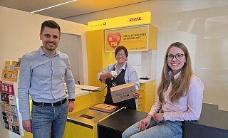 Elisabeth Jebahi (Mitte) ist nun Teil des Teams des Edeka-Marktes Voss. David Ickler und Fabienne Voss sind froh darüber, die Post-Expertin in ihren Reihen zu haben. - Silke Derkum-Homburg