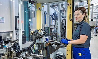 In der Fertigung im Werk in Kysuce stellt Schaeffler Motor- und Getriebesysteme, zahlreiche Lagervarianten, Aktuatorsysteme, Komponenten für E-Achsen und Hybridantriebe sowie Fahrwerkaktuatoren wie Wankstabilisatoren her. - Schaeffler (Juraj Sedlák)