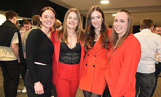 Rot und Schwarz war für Ina Kasper (v. l.), Mira Blankert, Julia Kesten und Sandrine Dewitz der Dresscode. - Birgit Nolte