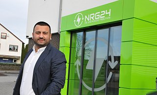 NRG24-Geschäftsführer Benal Cakir vor der gerade neu eröffneten Geschäftsstelle in Steinhagen. - Frank Jasper