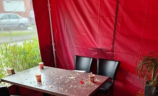 Dreck und Müll sind die Überbleibsel des respektlosen Verhaltens der Jugendlichen. Foto: Denis Mann - Frank Jasper