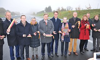 Die politische Prominenz gab am 18. November 2019 den A33-Abschnitt von Borgholzhausen nach Halle frei. Mit dabei war auch der damalige NRW-Verkehrsminister und heutige NRW-Ministerpräsident Hendrik Wüst (5.v.l.). - Frank Jasper
