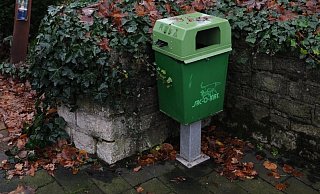 Gut gemacht: Am Eingang zum Alten Friedhof steht eine sogenannte »Hundetoilette« mit einem Tütenspender und einem Entsorgungsbehälter.  - Rolf Uhlemeier