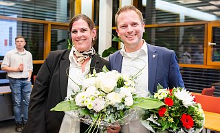 Versmolds CDU-Vorsitzende Sabine Bredow gehörte zu den Gratulaten zum überwältigenden Wahlsieg von Bürgermeister Michael Meyer-Hermann. - Andre Schneider