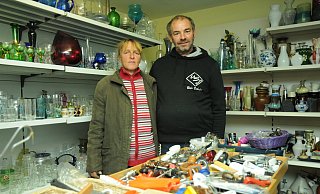 Fatima Monique Schulze und Udo Schulze haben sich auf dem Flohmarkt kennengelernt. Seit 2011 führen sie den Gebrauchtwaren- und Sonderpostenmark Kaufrausch in der Goebenstraße. - Heiko Kaiser