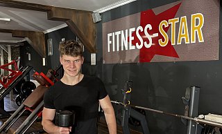 Fritz Hawes ist als "Fitness Fritze" auf Social Media unterwegs. Der Versmolder selbst trainert regelmäßig Kraft und Ausdauer, achtet auf gesunde Ernährung und gönnt sich dennoch gerne mal Burger oder Schokolade. - Tasja Klusmeyer