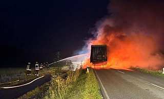 Ein brennender Lkw sorgte für einen langen Einsatz bei den Feuerwehren aus Versmold und Bockhorst. - Feuerwehr Versmold/Instagram
