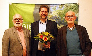Fraktionssprecher Walter Arnold (links) und Ortsvereinssprecher Thomas Heidemann gratulieren Thorsten Schmolke. - Grüne