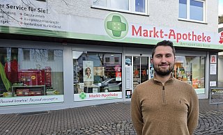 Noch steht der Name seines Vorgängers unter dem Apotheken-Namen, doch ab sofort ist Lennard Kindt der Inhaber der Markt-Apotheke. - Silke Derkum-Homburg