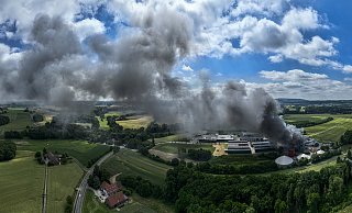 Die Landwirte und Lkw-Fahrer nutzten mit ihren Tankfahrzeugen die östlichste Zufahrt zur Kartoffelmanufaktur Pahmeyer (Bildmitte). So kamen sie den Einsatzkräften der Feuerwehr nicht in die Quere. - Privat