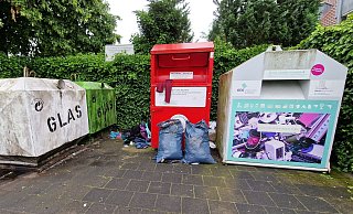 Die Container an der Dürkoppstraße in Künsebeck sind mal wieder voll. Das hält viele Menschen offenbar nicht davon ab, ihren alten Kleiderschrank-Inhalt sofort dort abzuladen. - Uwe Pollmeier