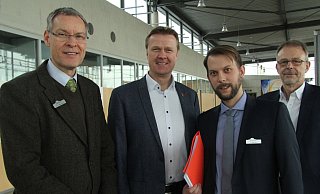 Landrat Sven-Georg Adenauer (von links), Borgholzhausens Bürgermeister Dirk Speckmannn, Breitbandkoordinator Jan Christoph Dübner und Frank Scheffer (Dezernent Bauen und Umwelt des Kreises Gütersloh) freuen sich über den vorläufigen Förderbescheid. - Kreis Gütersloh