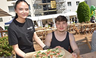 Jan Pohlmann ist extra aus Spenge angereist. Hier probiert er den Flammkuchen vom Steinhäger Häuschen meets Mediterran-Team. Das ist nicht die einzige Speise, die beim Auftakt der Veranstaltung richtig gut bei den Gästen ankommt.?Foto: Birgit Nolte - Birgit Nolte