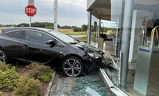 Unfall in Versmold: Das Auto fuhr von der Laerstraße kommend nahezu ungebremst in das Schaufenster des Küchenstudios Kraak. - Tasja Klusmeyer