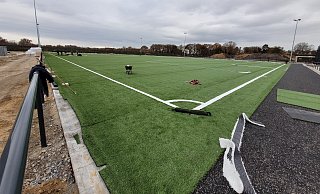 Der neue Kunstrasenplatz am Wiedenfeld nimmt Formen an. Derweil plant die Stadt Versmold bereits weitere Investitionen in den Sport. - Tasja Klusmeyer