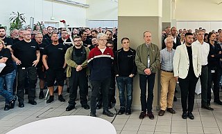 Während CEO Bernhard Buchholz die einzelnen Elemente der angestrebten Image-Kampagne erläuterte, lauschte die Durkopp-Belegschaft aufmerksam. Für 200 Mitarbeiter wird es hier voraussichtlich bald keine Stelle mehr geben. - Tobias Barrelmeyer