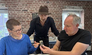 Dr. Julia Hallenkamp-Lumpe und Dr. Sven Spiong von der Außenstelle Bielefeld der LWL-Archäologie für Westfalen begutachten das Steinbeil, das Achim Ortmann in Halstenbeck gefunden hat. - Anke Schneider