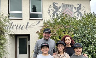 Daniel und Maria Walkenhorst sind mit ihren Kindern Joshua, Lina und Lukas von Steinhagen auf das ehemalige Dreisparrendruck-Gelände in Borgholzhausen gezogen. - Tobias Barrelmeyer