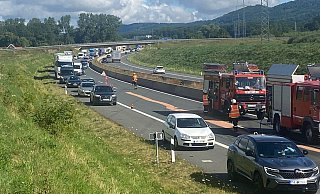 Unfall auf der A33 in Steinhagen: Der Verkehr staut sich. - Frank Jasper