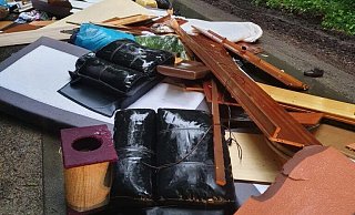 Extrem dreist: Im Juni hatten bislang unbekannte Täter große Mengen Hausrat mitten auf den Schwarzen Weg gekippt. Doch es wurde eine Adresse gefunden. Nun wird ein Ordnungswidrigkeitsverfahren eingeleitet. - Bauhof Werther