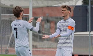 88 Mal gratulierten die Fußballer des BV Werther ihrem Kapitän Leon Heinemann (r.) in der abgelaufenen Saison zu einem Torerfolg. - BV Werther