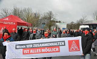 Was Arbeitskämpfe angeht, ist die Steinhagener Belegschaft erprobt. Zuletzt 2021 waren die Beschäftigten auf die Straße gegangen, um gegen Stellenabbau und für den Erhalt des Standorts einzutreten. - Frank Jasper