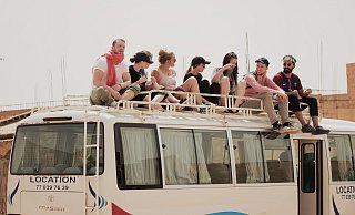 Pause auf dem Bus: Pascal Völz (Zweiter von rechts) und seine Kommilitonen nutzen das Fahrzeugdach um etwas frische Luft zu bekommen. Fotos: Schulen für die Welt - Schulen für die Welt