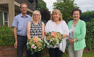 Dietmar Stelter und seine Mutter Gisela Stelter (r.), die gemeinsam das Familienunternehmen führen, freuen sich, dass Christel Heinze (2. v. l.) und Sabine Dellbrügge seit jeweils 50 Jahren zum Team gehören. - Marion Bulla