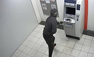 Geldautomatensprenger schlagen innerhalb weniger Sekunden zu. In der Regel hebeln sie die Automaten auf, deponieren Sprengstoff und sammeln nach der Explosion das Geld auf - danach rasen sie davon. - LKA NRW