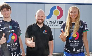Daniel Frey (v.l.), Trikotsponsor Timo Schäfer und Luisa Wentrup haben mit der HSG Werther/Borgholzhausen ehrgeizige Pläne. - Gunnar Feicht