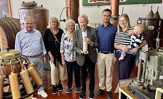 Vereinsvorsitzender Herbert Mikoteit (v. l.), Tochter Katja Feye, Ruth und Horst Feye, Enkel Frederic Feye und Bürgermeiterin Sarah Süß mit Sohn Oliver feiern den besonderen Anlass im Historischen Museum Steinhagen. - Frank Jasper