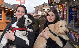 Heike Novakov mit Emil (links) und Tochter Romina mit Snoopy kamen mit einem bestimmten Ziel zur Kirmes: Sie wollten auf jeden Fall leckere Churros essen. - Birgit Nolte
