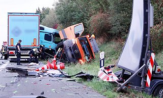 An der Unfallstelle bot sich den Einsatzkräften ein Bild der Verwüstung. Der Sattelzug hatte auf dem Seitenstreifen zunächst den Absicherungsanhänger (rechts im Bild) und dann den orangefarbenen Transporter erfasst. - Patrick Menzel