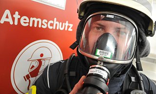 Die starke Rauchentwicklung stellte die Einsatzkräfte vor besondere Herausforderungen. - Frank Jasper
