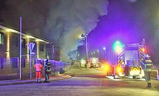 Vor einer Woche: Eine riesige Rauchsäule ging vom Brand der Bestpool-Halle aus. - Jonas Damme