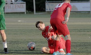 Henri Enrst (am Boden) und Maximilian Helf waren nach Schlusspfiff enttäuscht. Die beiden Spieler vom SC Peckeloh ärgerten sich über das 1:1-Remis gegen den FSC Rheda. - Dennis Bleck
