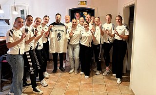 Ilija Travica (hält T-Shirt) freut sich über Besuch aus der lokalen Sportwelt - die Handballerinnen der TG Hörste in diesem Fall. - TG Hörste