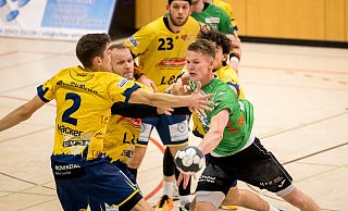 Loxtens Aaron von Ameln bekommt es hier gleich mit drei Rödinghausener Abwehrspielern zu tun. - Sören Voss
