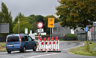 Immer wieder durchfahren Pkw die Sperrung der Queller Straße in Steinhagen, welche davon Anlieger sind - und welche nicht - lässt sich nicht so einfach klären. - Jonas Damme