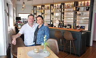 Ilias und Maida Ntinos an der Bar im Steinhäger Häuschen. - Frank Jasper