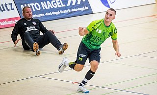 Daniel Schidetzky jubelt. Loxtens Linksaußen nutzte seine relativ üppigen Spielanteile zu fünf Treffern. - Sören Voss