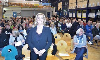 Die Fernsehmoderatorin Claudia Kleinert erklärt üblicherweise den Zuschauern der ARD das Wetter. Jetzt hat sie mehr als 200 Besucher zur Auftaktveranstaltung des Klimadialoges der Stadt Borgholzhausen in die Aula der Peter-August-Böckstiegel-Schule gelockt, um ihnen die Wetterveränderungen durch den Klimawandel zu erklären. - Ekkehard Hufendiek