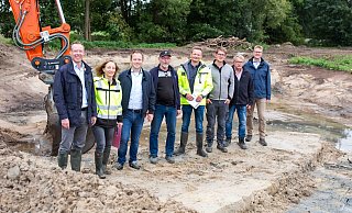 Dirk Niggemann (v. l.), Sandra Szyczypior, Michael Meyer-Hermann, Klaus Ertel, Ralf Kloke, Nico Schaphüser, Edgar Tegelkamp und Dirk Speckmann luden ein, um die Maßnahme in Versmold vorzustellen. - Andre Schneider