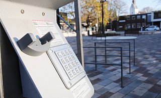 Am Rathaus steht das Basismodell eines öffentlichen Telefons. Es kann nur mit Telefonkarte bedient werden; Notrufe funktionieren auch so. Seit einiger Zeit allerdings ist der Apparat defekt. Hat er noch eine Zukunft? - Tasja Klusmeyer, HK