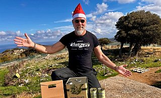 Der Weihnachtsmann hat Olivenöl und Bier im Gepäck. Zum Familienbesuch in Werther und Borgholzhausen bringt Oliver Weers Spezialitäten von der Insel mit. - Oliver Weers